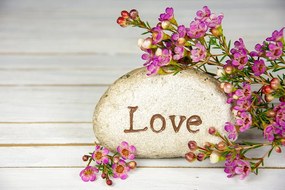 Carta da parati – Scritta su pietra Love