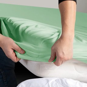 Lenzuolo con angoli verde chiaro in jersey 240x220 cm Amber – Restilo