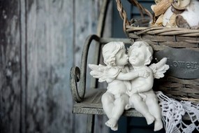 Carta da parati autoadesiva – Statuette di angeli su panchina
