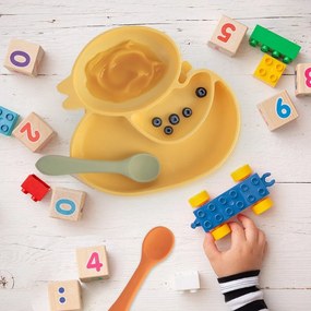 Piatto per bambini giallo in silicone 19x19,5 cm Chicken – Orion