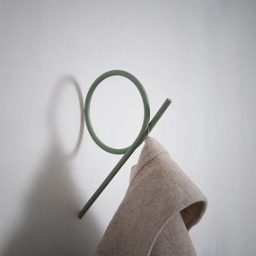 Gancio da parete verde polveroso in metallo Tuba L – Spinder Design