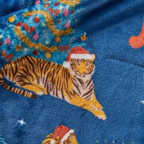 Coperta blu in micropile a tema natalizio 130x170 cm Christmas Tiger – Catherine Lansfield