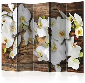 Paravento Orchidea forestale II - fiori di orchidea bianca su sfondo di legno