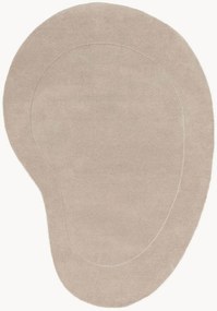 Tappeto artigianale in lana dalla forma organica