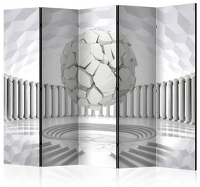 Paravento Geometria nascosta II (5 części) - biała iluzja z piłką na tle kolumn