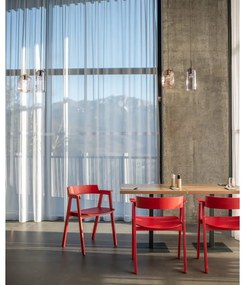 Sedia da pranzo rossa in rovere massiccio con braccioli Flip – Gazzda