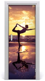 Poster adesivo per porta Persone yoga sulla spiaggia 75x205 cm