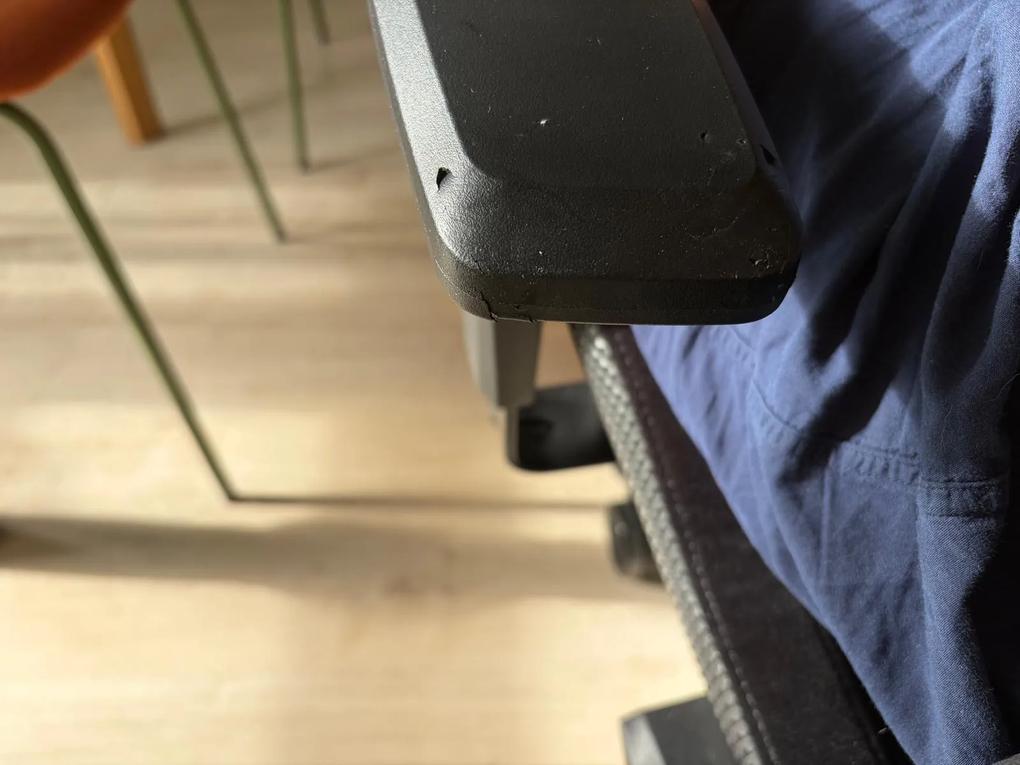 Il prodotto non vanta elevata qualità: i braccioli sono già rovinati dopo 5 giorni dalla consegna