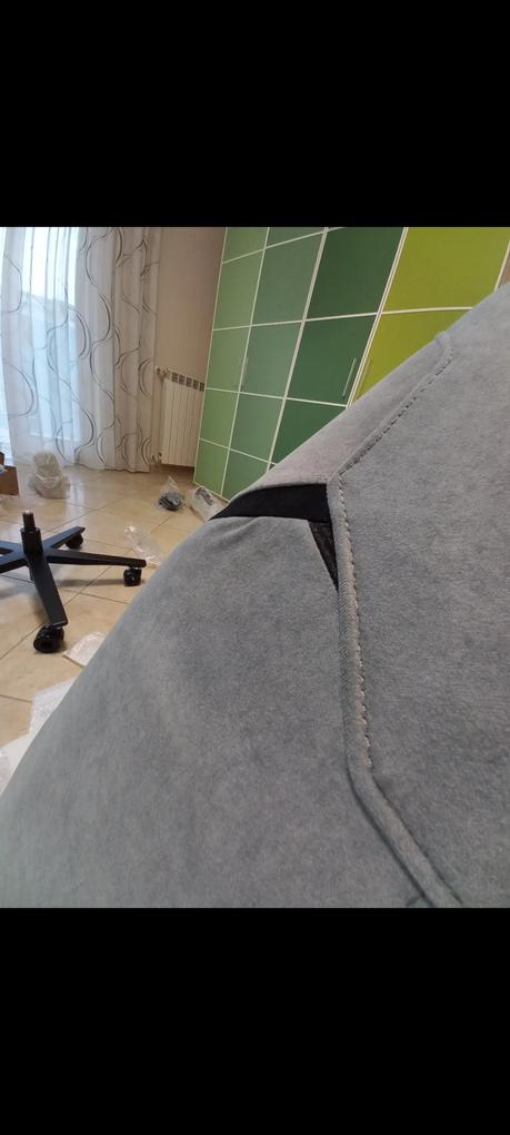 Premetto che ho acquistato il prodotto per un regalo pertanto avrei gradito che non ci fossero intoppi. Inoltre ho scelto un top di gamma per non incorrere in sgradite sorprese.Il prodotto è  arrivato nei tempi giusti dopo pochi giorni dall acquisto ma già dal confezionamento dell'involucro si intuiva  che si trattava di un prodotto esposto e riconfezionato pertanto soggetto ad usura. Difatti il tessuto simil nappa si presentava subito  sbiadito in alcuni punti e con evidenti difetti alle cuciture.La risposta del servizio clienti è stata insoddisfacente nel suggerire di avvalermi del recesso accollandomi  le spese di trasporto .Avrebbero potuto risolvere inviando una copertura sostitutiva. Non ne consiglierei l'acquisto per il pessimo rapporto prezzo-qualita' e per l'assenza nell assistenza post vendita.