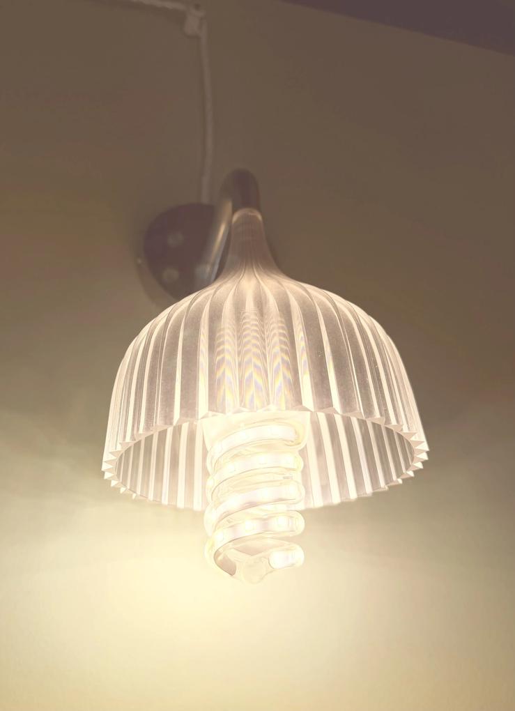Cercavo una lampadina con attacco piccolo che facesse un po' più luce di quelle più comuni che si trovano ovunque. Questa é stata un'ottima soluzione. Corrisponde esattamente a ciò che ho trovato scritto nella descrizione