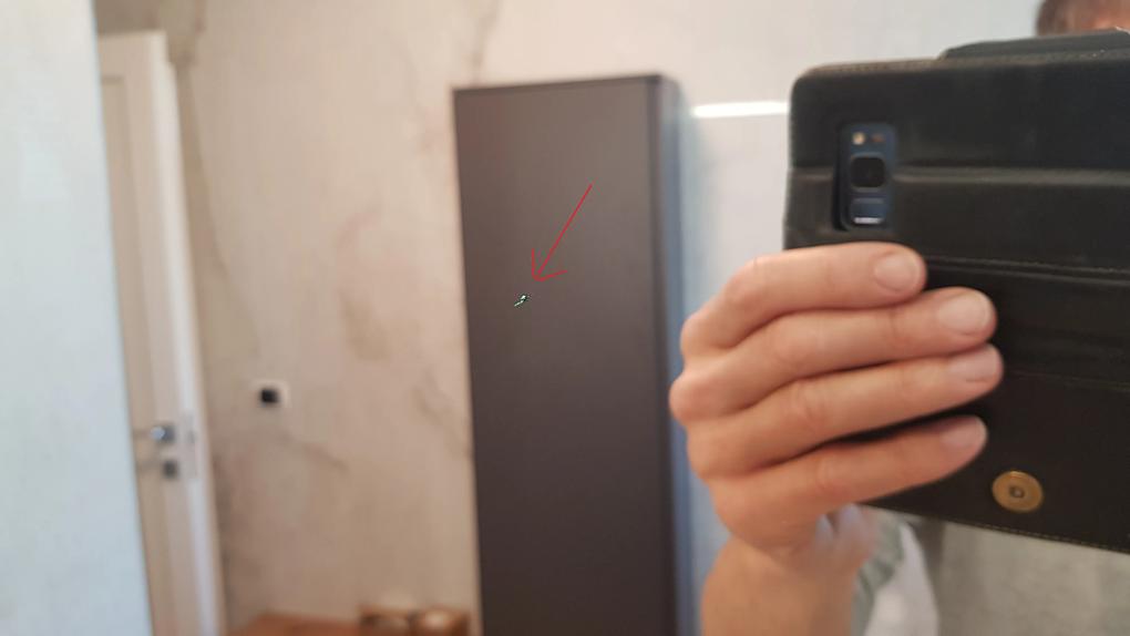 L' imballo era perfettamente integro, ma lo specchio presentava una evidente lesione da botta sul retro, lo specchio era apparentemente intatto ma una volta rimossa la pellicola protettiva si evidenzia una perforazione/difetto.  Essendo l' imballo perfettamente integro la mia conclusione è che sia stato spedito già danneggiato, cosa molto, molto grave. Non mi hanno accettato la sostituzione/rimborso (nemmeno parziale) perchè erano trascorsi più di 3 giorni dalla consegna all' invio della mail di reclamo, infatti ho rilevato il difetto lato specchio solo una volta rimossa la pellicola di protezione.